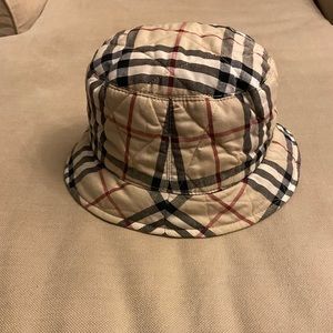 Burberry bucket Reversible hat. Quilted.